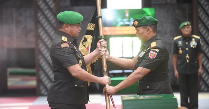 KSAD, Jenderal TNI Maruli Simanjuntak saat melantik Mayjen TNI Windiyatno sebagai Pangdam XIV/Hasanuddin melalui serah terima jabatan yang digelar di Markas Besar TNI AD (MABESAD), Jakarta Pusat, Senin (30/12/2024).