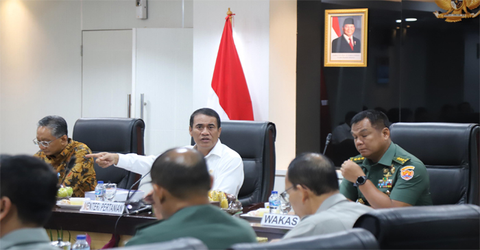 Mentan, Andi Amran Sulaiman (baju putih tengah) saat rapat kerja bersama Menteri PU, Dody Hanggodo dan WAKASAD, Letjen TNI Tandyo Budi untuk membahas percepatan target swasembada pangan.