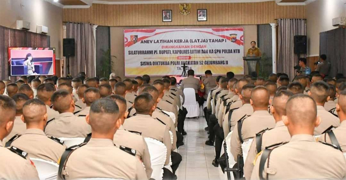 Pj Bupati Lotim, HM Juaini Taofik saat memberikan sambutan pada kegiatan ANEV Latja Tahap 1 Siswa Diktuba Polri angkatan 52 gelombang 2 tahun 2024, di Aula Polres Lotim, Senin (2/12/2024).