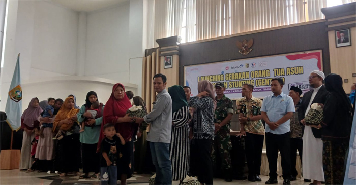 Ketua FJLT, Rusliadi saat memberikan bantuan sembako kepada keluarga yang anaknya terpapar stunting.