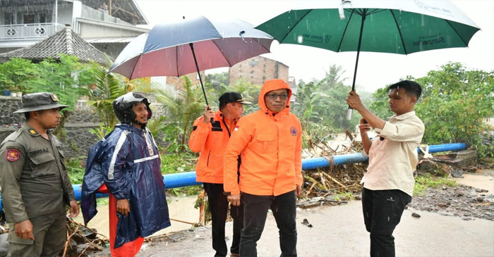 Pj Bupati Lotim, HM Juaini Taofik saat turun langsung ke lapangan untuk memantau cuaca ekstrem yang melanda wilayah Kabupaten Lotim. 