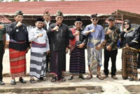 Pj Bupati Lotim, HM Juaini Taofik (tengah) pose bersama usai meresmikan gedung SDN 2 Batuyang.   