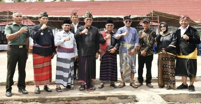 Pj Bupati Lotim, HM Juaini Taofik (tengah) pose bersama usai meresmikan gedung SDN 2 Batuyang.   