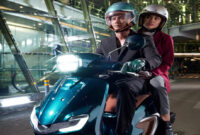 Saat musim hujan ini, salah satu perlengkapan yang sangat penting untuk keselamatan adalah helm, terutama helm dengan visor clear (bening).