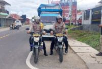 Terlihat anggota Polres Lombok Utara saat melakukan mengawalan dan pengamanan pergeseran surat suara dari PPK se-Kabupaten Lombok Utara (KLU) ke Gudang Logistik KPU yang bertempat di Kecamatan Tanjung, KLU, Minggu (1/12/2024).