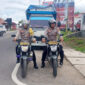 Terlihat anggota Polres Lombok Utara saat melakukan mengawalan dan pengamanan pergeseran surat suara dari PPK se-Kabupaten Lombok Utara (KLU) ke Gudang Logistik KPU yang bertempat di Kecamatan Tanjung, KLU, Minggu (1/12/2024).