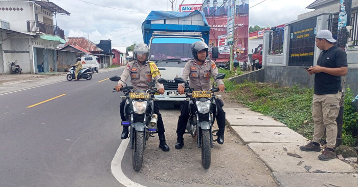 Terlihat anggota Polres Lombok Utara saat melakukan mengawalan dan pengamanan pergeseran surat suara dari PPK se-Kabupaten Lombok Utara (KLU) ke Gudang Logistik KPU yang bertempat di Kecamatan Tanjung, KLU, Minggu (1/12/2024).