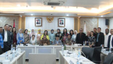 Pose bersama usai Raker Komite IV DPD RI bersama Kemendag RI, di Ruang Rapat Mataram, Gedung B Lantai 2 DPD RI, Komplek Parlemen Senayan, Jakarta, Selasa (10/12/2024).