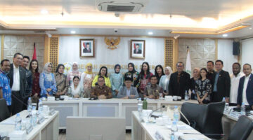 Pose bersama usai Raker Komite IV DPD RI bersama Kemendag RI, di Ruang Rapat Mataram, Gedung B Lantai 2 DPD RI, Komplek Parlemen Senayan, Jakarta, Selasa (10/12/2024).