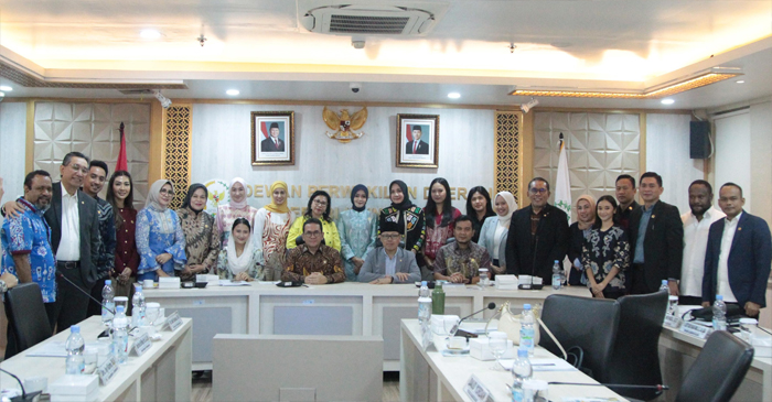 Pose bersama usai Raker Komite IV DPD RI bersama Kemendag RI, di Ruang Rapat Mataram, Gedung B Lantai 2 DPD RI, Komplek Parlemen Senayan, Jakarta, Selasa (10/12/2024).