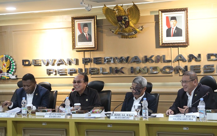 Para Pimpinan Komite I DPD RI saat memimpin Rapat Audiensi dengan Forkonas PP DOB, di Ruang Sriwijaya Gedung DPD RI, Komplek Parlemen Senayan, Jakarta, Senin (9/12/2024).