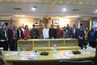 Pose bersama usai Raker antara Komite I DPD RI bersama KPU, Bawaslu dan DKPP, di Gedung DPD RI, Komplek Parlemen Senayan, Jakarta, Senin (2/12/2024). 