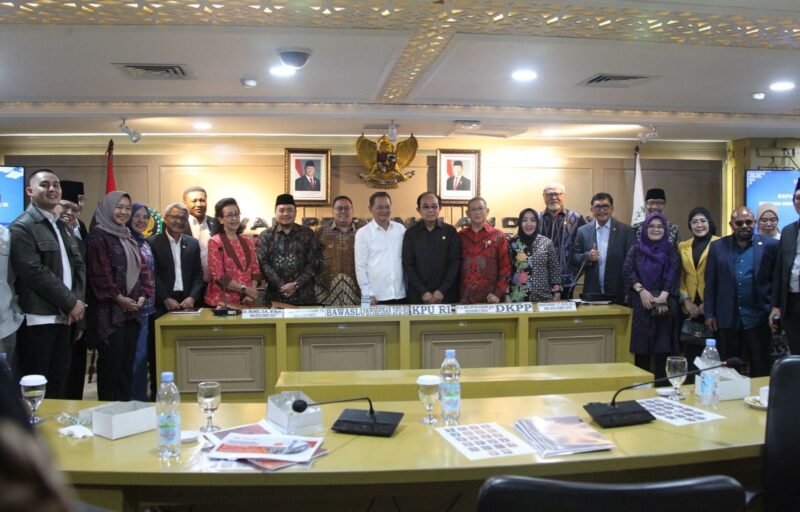 Pose bersama usai Raker antara Komite I DPD RI bersama KPU, Bawaslu dan DKPP, di Gedung DPD RI, Komplek Parlemen Senayan, Jakarta, Senin (2/12/2024). 