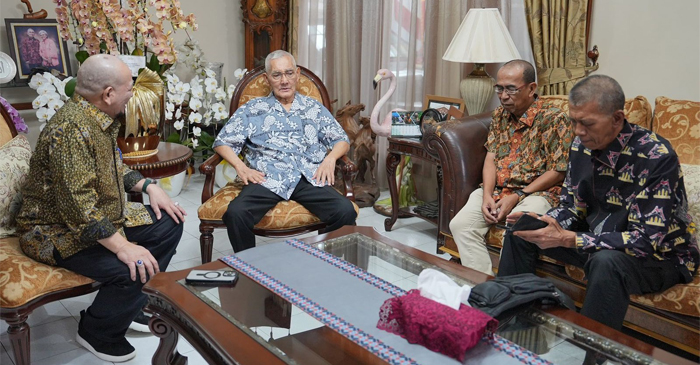 Anggota DPD RI Dapil Jawa Timur, AA LaNyalla Mahmud Mattalitti saat bersilaturahmi di kediaman Try Sutrisno, di kawasan Menteng, Jakarta Pusat, Jumat (6/12/2024).