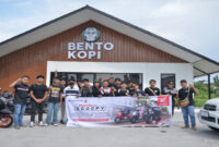 Puluhan member club di Lombok pose bersama usai kegiatan Gathering di Bento Coffee.