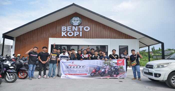 Puluhan member club di Lombok pose bersama usai kegiatan Gathering di Bento Coffee.