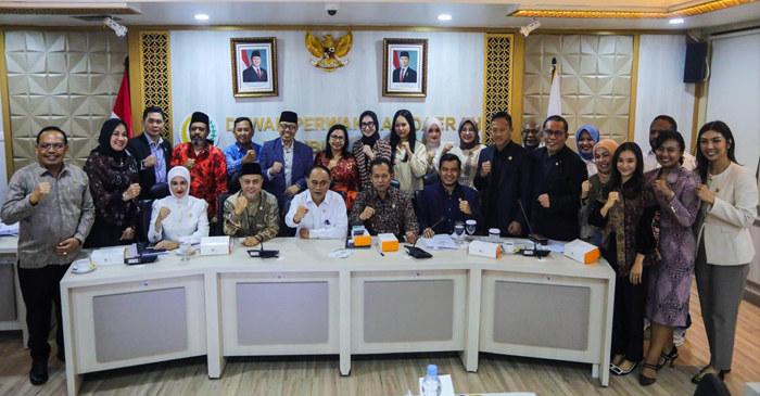 Menkop RI, Budi Arie setiadi pose bersama usai Raket dengan Komite IV DPD RI.