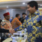 Senator Mirah Midadan Fahmid saat berjabat tangan dengan Menteri PKP RI, Maruarar Sirait.
