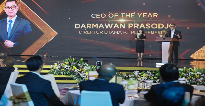 Dirut PT PLN, Darmawan Prasodjo saat dinobatkan sebagai CEO of The Year, di ajang CNBC Indonesia Awards 2024 pada Rabu (11/12/2024).