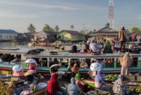 Aktivitas masyarakat di salah satu pasar tradisional terapung.