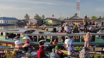 Aktivitas masyarakat di salah satu pasar tradisional terapung.