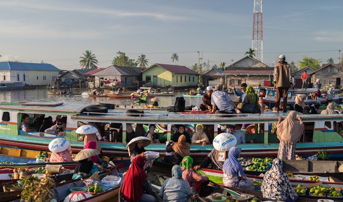 Aktivitas masyarakat di salah satu pasar tradisional terapung.