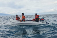 Tim SAR Gabungan saat melakukan pencarian hingga ke laut terhadap korban yang terseret arus banjir di Sumbawa Barat.