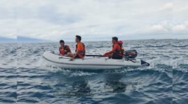 Tim SAR Gabungan saat melakukan pencarian hingga ke laut terhadap korban yang terseret arus banjir di Sumbawa Barat.