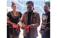 Pj Bupati Lotim, HM Juaini Taofik saat meresmikan pameran lukisan karya seniman Lotim yang ditandai dengan pengguntingan pita.