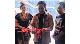 Pj Bupati Lotim, HM Juaini Taofik saat meresmikan pameran lukisan karya seniman Lotim yang ditandai dengan pengguntingan pita.