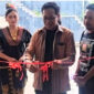 Pj Bupati Lotim, HM Juaini Taofik saat meresmikan pameran lukisan karya seniman Lotim yang ditandai dengan pengguntingan pita.