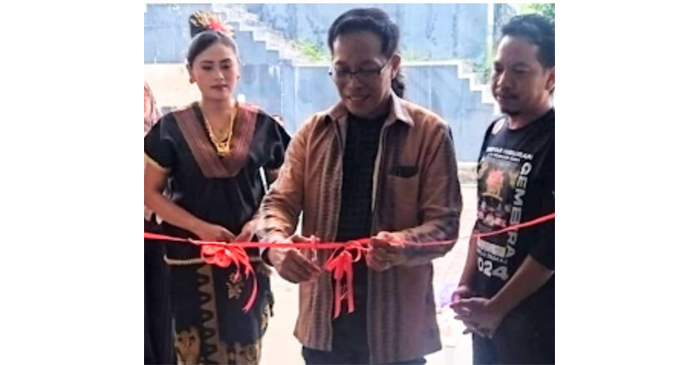 Pj Bupati Lotim, HM Juaini Taofik saat meresmikan pameran lukisan karya seniman Lotim yang ditandai dengan pengguntingan pita.