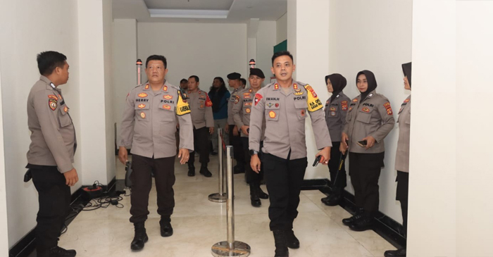 Personel anggota Polres Loteng yang diterjunkan untuk mengamankan acara pleno rekapitulasi suara Pilkada serentak 2024.