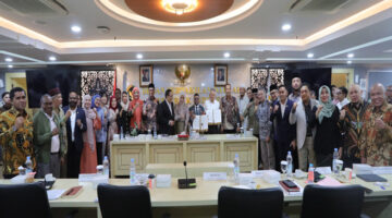 Pose bersama usai kegiatan Raker antara Komite III DPD RI Mendiktisaintek RI, Satryo Soemantri Brodjonegoro, di Gedung DPD RI, Komplek Parlemen Senayan, Jakarta, Selasa (3/12/2024). 