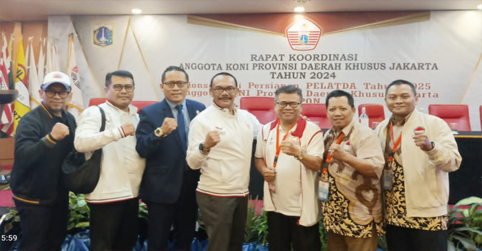 Kabid Organisasi KONI Jakarta selaku Ketua Panpel Rakor KONI Jakarta 2024, Muhamad Ied (dua dari kiri) pose bersama para pengurus KONI usai Rakor KONI Jakarta 2024 dalam rangka persiapan Pelatda tahun 2025 menuju PON XXII/2028.