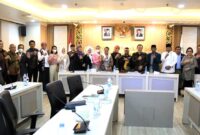 Suasana pose bersama usai rapat finalisasi hasil pengawasan terhadap pelaksanaan UU No.11 Tahun 2022 tentang Keolahragaan, khususnya dalam penyelenggaraan PON XXI Tahun 2024 di Aceh dan Sumut, di Ruang Padjajaran Gedung DPD RI, Komplek Parlemen Senayan, Jakarta, Senin (9/12/2024).