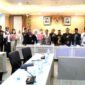 Suasana pose bersama usai rapat finalisasi hasil pengawasan terhadap pelaksanaan UU No.11 Tahun 2022 tentang Keolahragaan, khususnya dalam penyelenggaraan PON XXI Tahun 2024 di Aceh dan Sumut, di Ruang Padjajaran Gedung DPD RI, Komplek Parlemen Senayan, Jakarta, Senin (9/12/2024).
