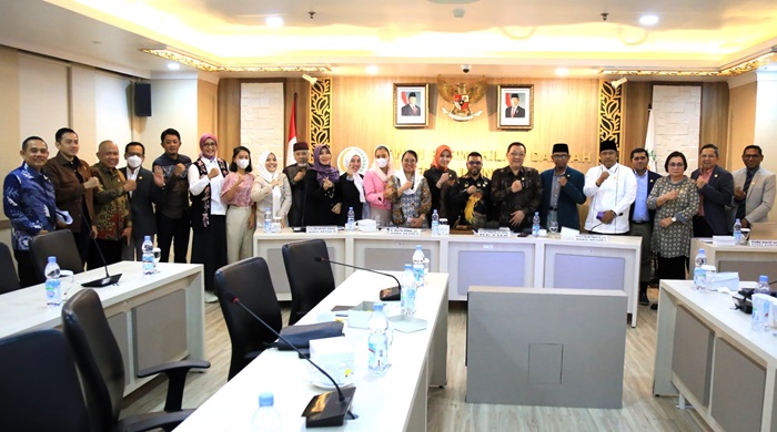 Suasana pose bersama usai rapat finalisasi hasil pengawasan terhadap pelaksanaan UU No.11 Tahun 2022 tentang Keolahragaan, khususnya dalam penyelenggaraan PON XXI Tahun 2024 di Aceh dan Sumut, di Ruang Padjajaran Gedung DPD RI, Komplek Parlemen Senayan, Jakarta, Senin (9/12/2024).