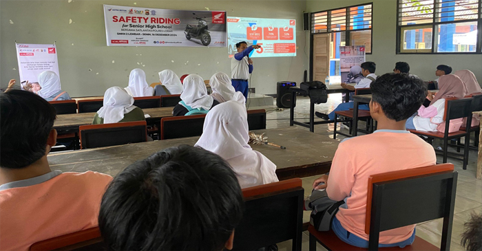 Satria Wiman Jaya selaku Instruktur Safety Riding dari Astra Motor NTB saat memberikan materi mendalam seputar teknik berkendara yang aman, memahami risiko berkendara tanpa perlengkapan yang tepat, serta pentingnya mematuhi aturan lalu lintas.