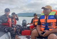 Tim SAR Gabungan saat melakukan pencarian hingga ke laut terhadap korban yang terseret arus banjir di Sumbawa Barat. 