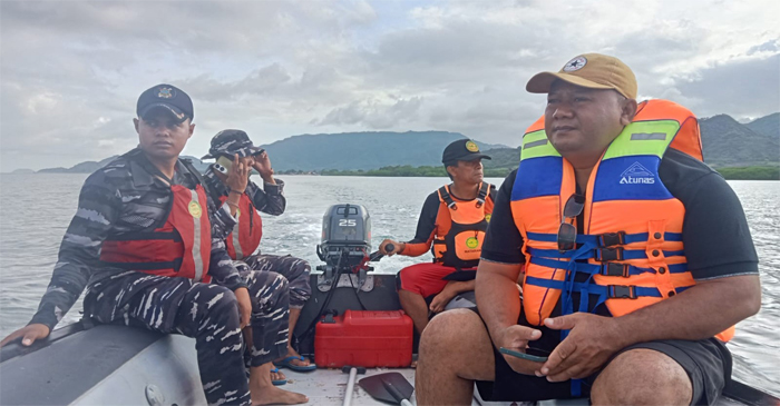 Tim SAR Gabungan saat melakukan pencarian hingga ke laut terhadap korban yang terseret arus banjir di Sumbawa Barat. 