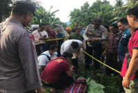 Anggota Polsek Tanjung bersama warga sekitar saat mengevakuasi sosok mayat yang ditemukan di Kali Sokong.