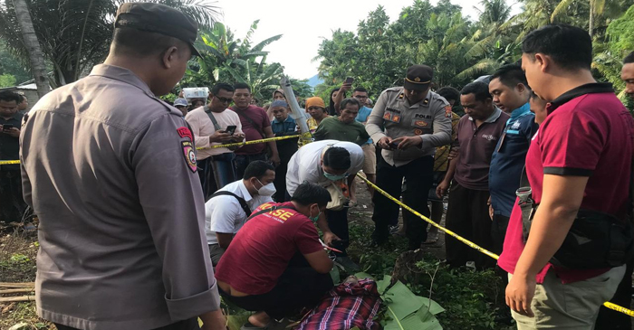 Anggota Polsek Tanjung bersama warga sekitar saat mengevakuasi sosok mayat yang ditemukan di Kali Sokong.