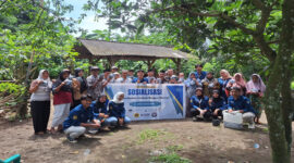 Mahasiswa KKN–PMD Unram yang ditempatkan di Desa Setiling, Kecamatan Batukliang Utara, Kabupaten Loteng pose bersama usai melakukan kegiatan sosialisasi dan demonstrasi terkait Pemanfaatan Limbah Biogas (Slurry) sebagai pupuk organik bagi sektor pertanian, Sabtu (18/1/2025).