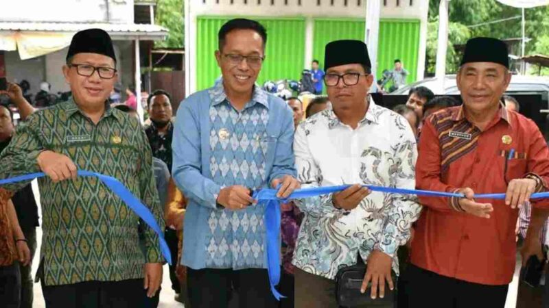 Pj Bupati Lotim, HM Juaini Taofik (dua dari kiri) saat menggunting pita sebagai tanda peresmian RPH.