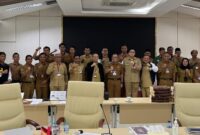 Pj Bupati Lotim, HM Juaini Taofik bersama rombongan saat pose bersama usai penyampaian evaluasi terakhir di Gedung Inspektorat Jenderal Kemendagri, Jakarta Pusat, Selasa (14/1/2025).