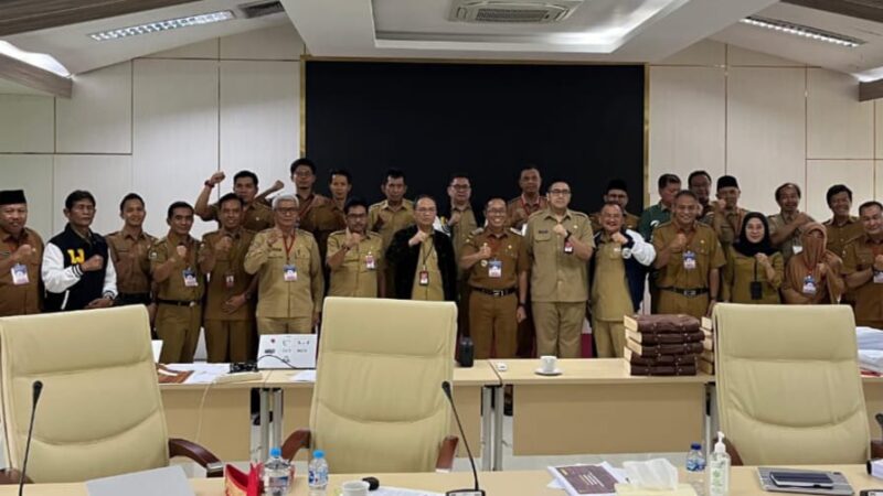 Pj Bupati Lotim, HM Juaini Taofik bersama rombongan saat pose bersama usai penyampaian evaluasi terakhir di Gedung Inspektorat Jenderal Kemendagri, Jakarta Pusat, Selasa (14/1/2025).