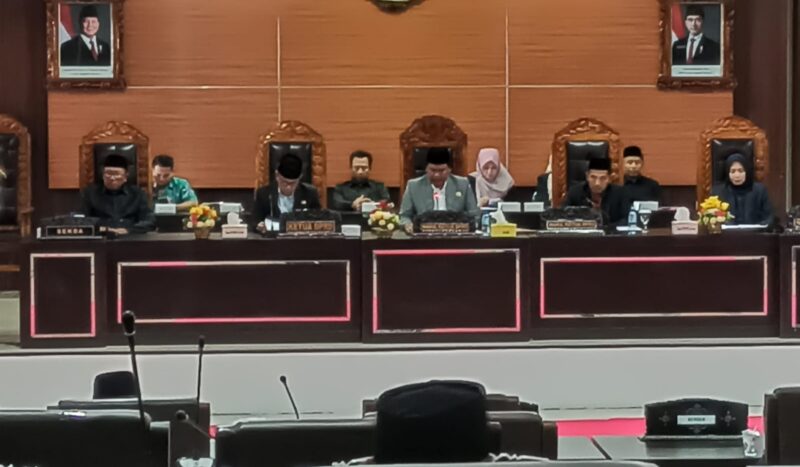 Suasana Rapat Paripurna DPRD Lotim dengan agendan penetapan Bupati dan Wabup terpilih periode 2025-2030.
