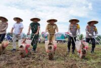 Suasana penanaman jagung secara serentak nasional di atas lahan seluas 4,6 hektare, di Dusun Barang Bantun, Desa Pringgabaya Utara, Kecamatan Pringgabaya, Selasa (21/1/2025).