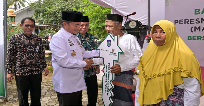 Pj Gubernur NTB, Hassanudin saat menyerahkan bantuan MAHYANI pada masyarakat Desa Cendi Manik.